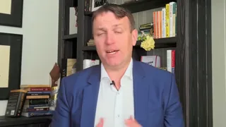 Frame from Sven Carlin's video at 9:46.